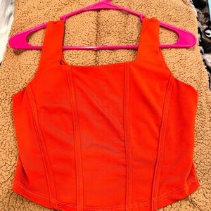 Beautiful orange crop top to start off the spring season 💐